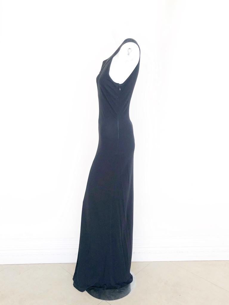 Simple and elegant, the hallmark of Michael Kors- this gown is the epitome of that ethos. One shoulder shift gown, with decorative top stitching.