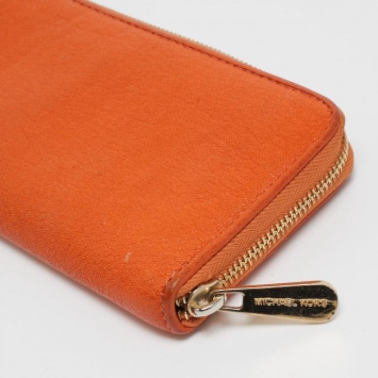 Esta cartera está convenientemente diseñada para el uso diario. Viene con un interior bien estructurado para que puedas organizar ordenadamente tus tarjetas y dinero en efectivo. Esta elegante pieza se completa con un elegante atractivo.