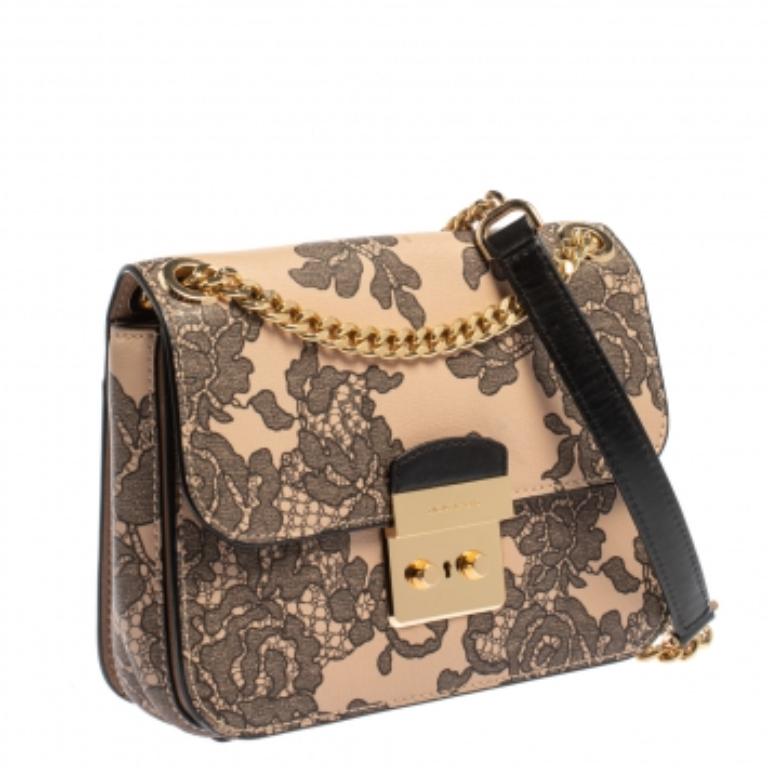 Fall in love with this Sloan bag from Michael Kors. Crafted from pink and black leather, the bag is adorned with a lovely floral print all over and flaunts a gold-tone lock on the front. It has a spacious nylon-lined interior that has a zip pocket.