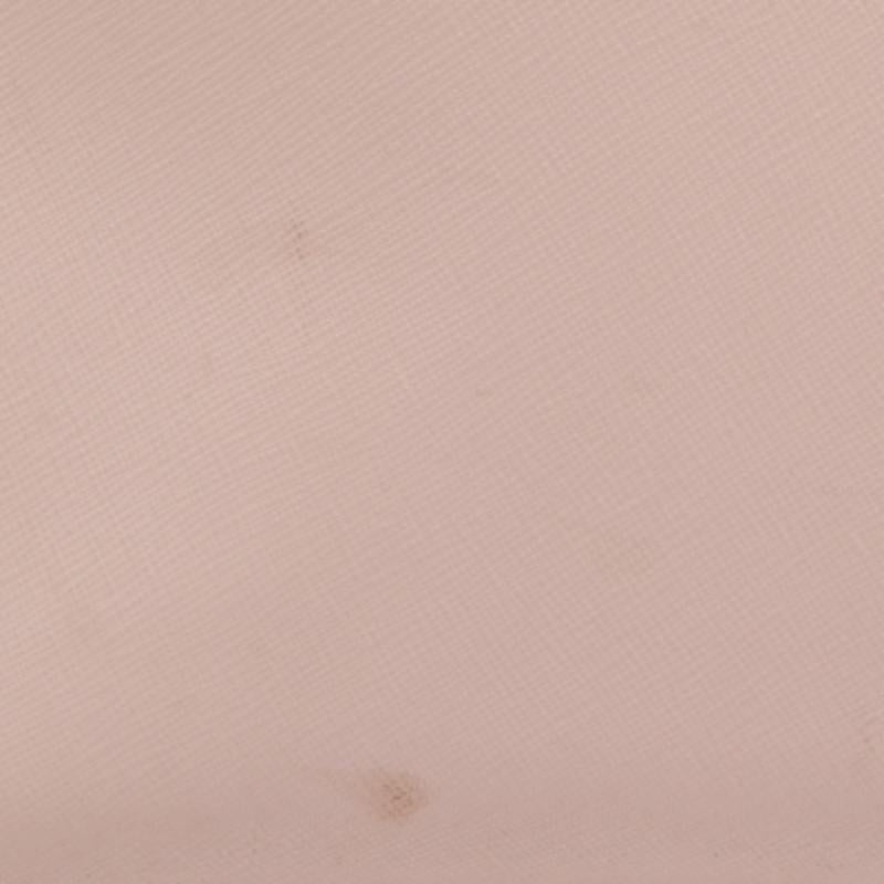 Structuré, sophistiqué et stylé sont quelques mots qui décrivent ce sac à bandoulière ! Fabriquée à partir de matériaux de la meilleure qualité, cette création est ornée de la signature du Label, maintenue par des poignées confortables, et équipée