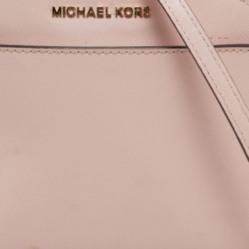 Michael Kors sac à bandoulière emmy en cuir rose en vente 1