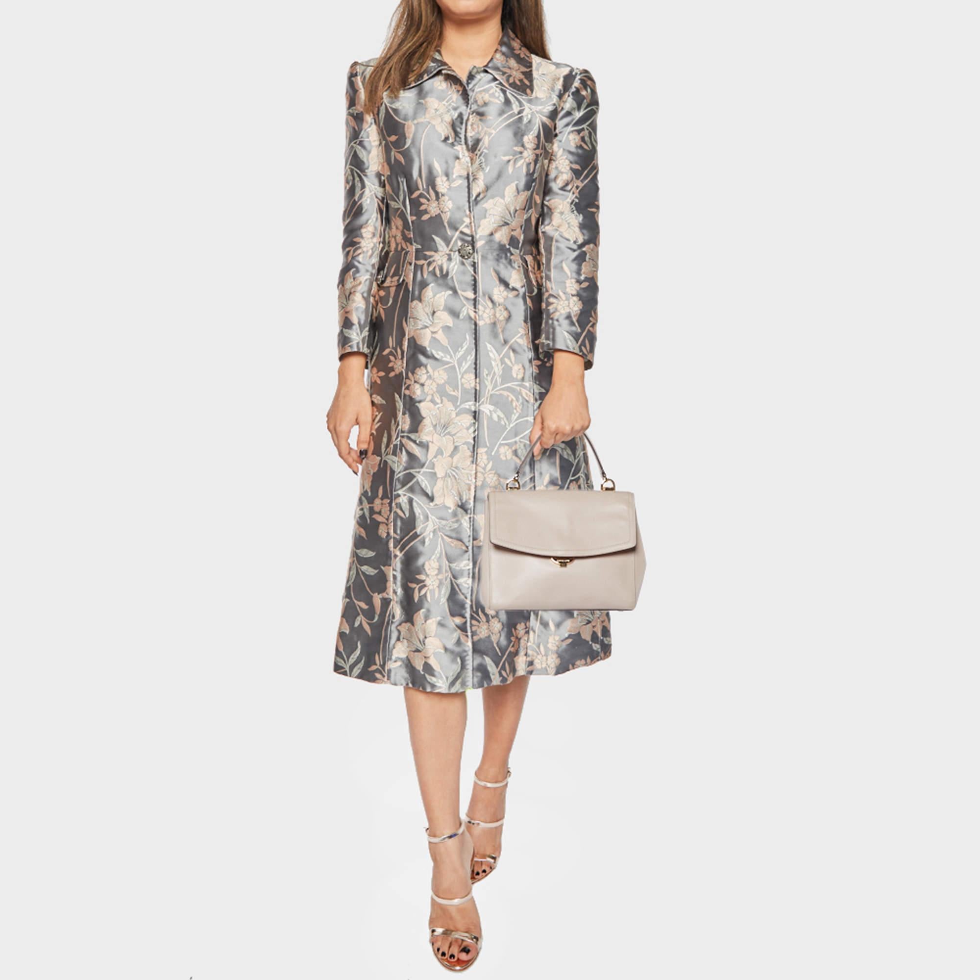 This Michael Kors bag promises to take you through the day with ease  whether youre at work or out and about in the city. From its design to its structure  the bag promises appeal and durability.