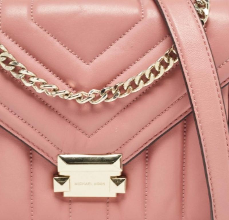 Los bolsos de diseño son los compañeros ideales para un sinfín de ocasiones Aquí tenemos una pieza que aúna moda y funcionalidad, elaborada con precisión. Está equipado con un interior de buen tamaño en el que caben fácilmente todos tus objetos