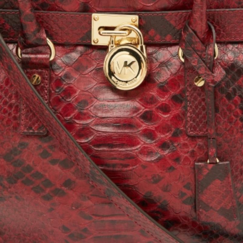 Michael Kors Tote grande in pelle goffrata di pitone rosso/nero Hamilton North South in vendita 1