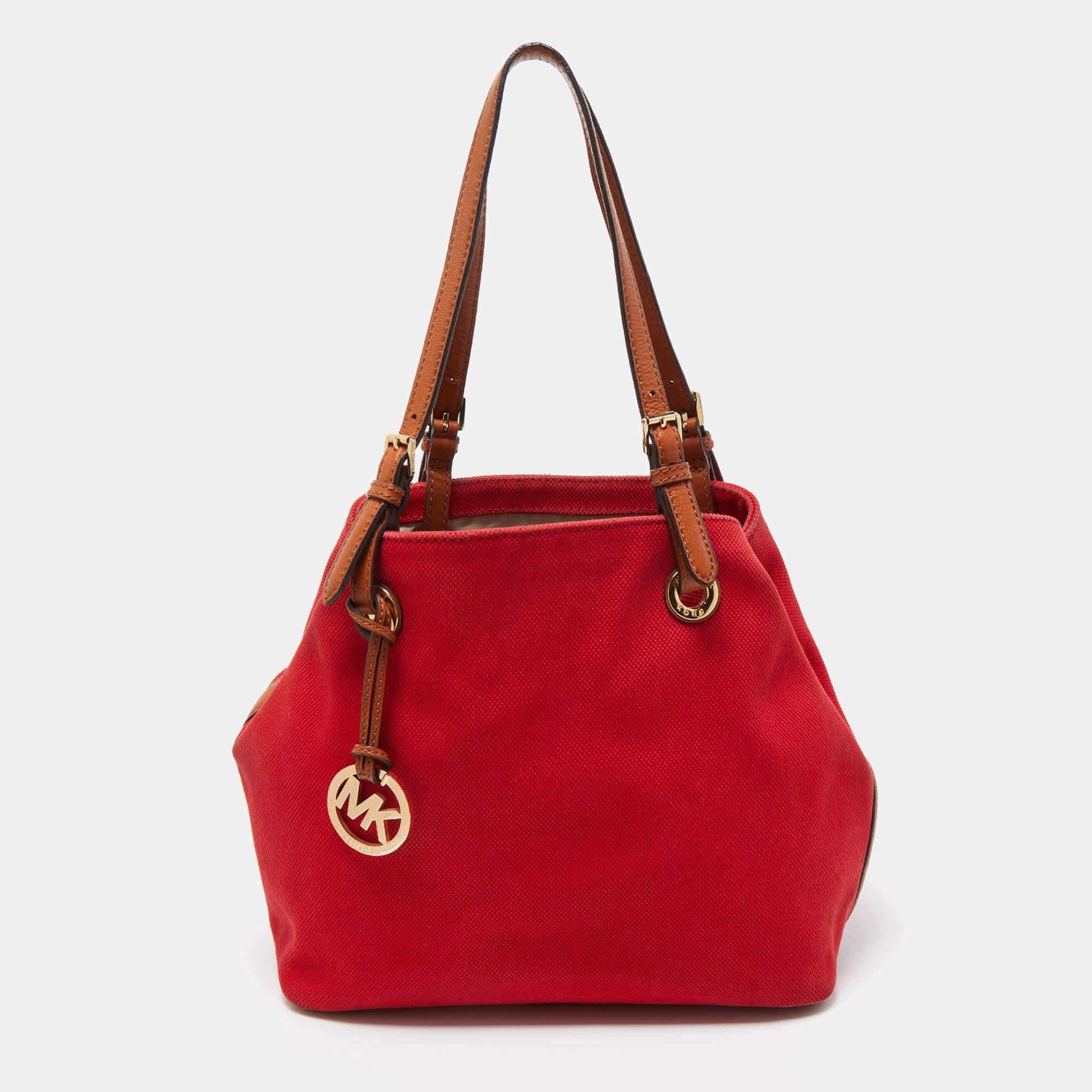 For a look that is complete with style taste and a touch of luxe this shoulder bag is the perfect addition. Flaunt this beauty on your shoulder at any event and revel in the taste of luxury it leaves you with.