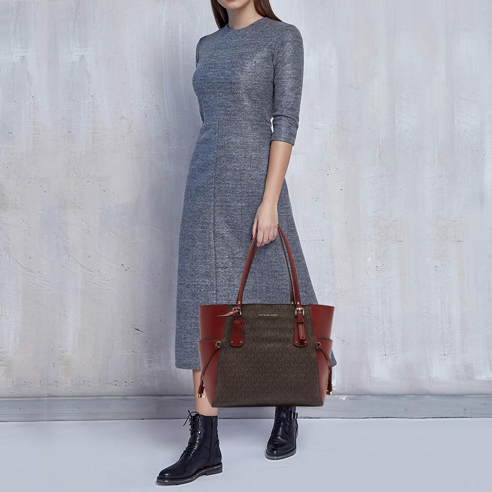 Saber crear estilo  sofisticado  y diseños atemporales  esta es una marca en la que merece la pena invertir. Los bolsos que salen del taller de esta marca son exquisitos. Este bolso de mano no es diferente. Se ha fabricado con materiales de calidad