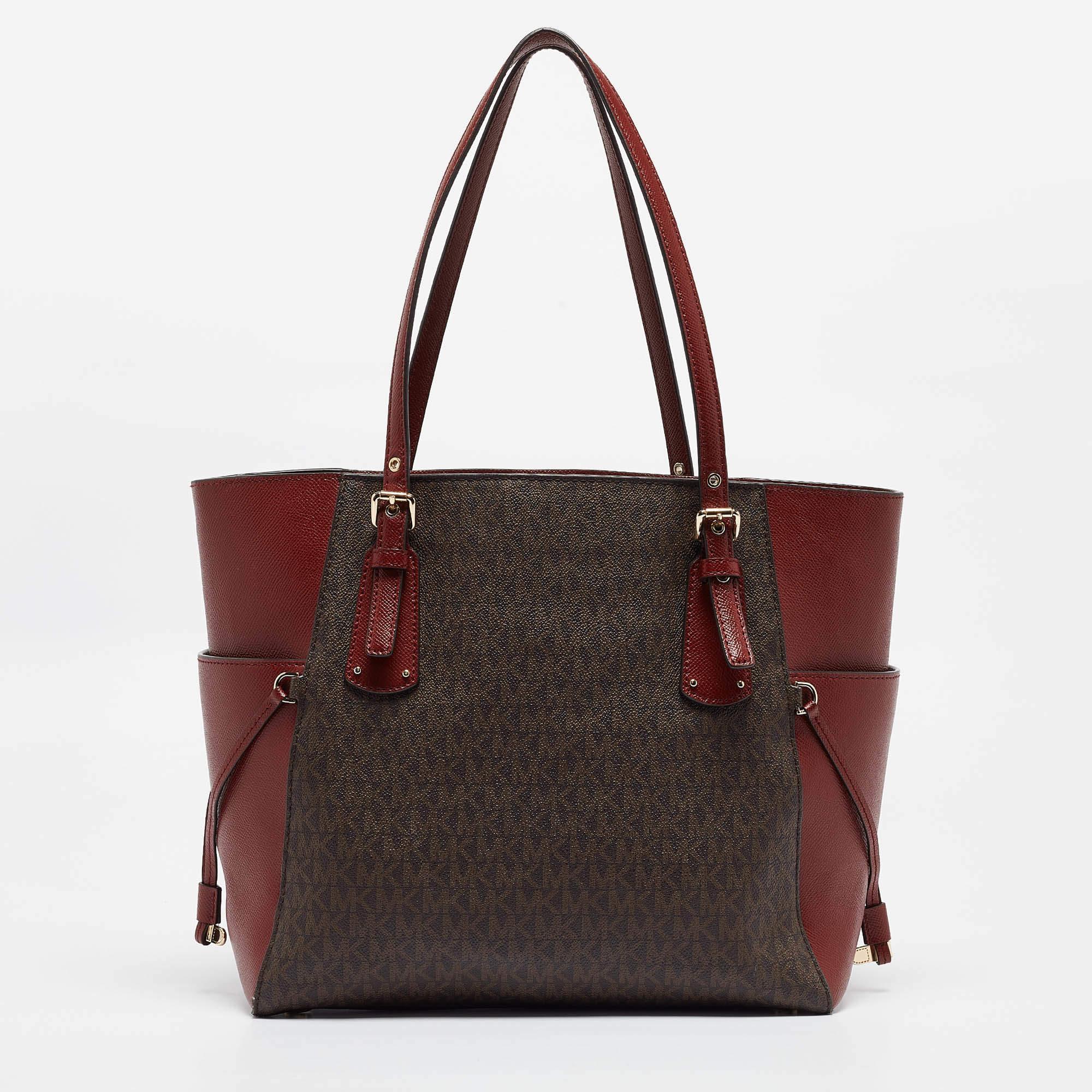 Bolso Voyager Este-Oeste de Michael Kors en lona revestida y piel, rojo/marrón y con firma en Bastante bueno Estado en Dubai, Al Qouz 2