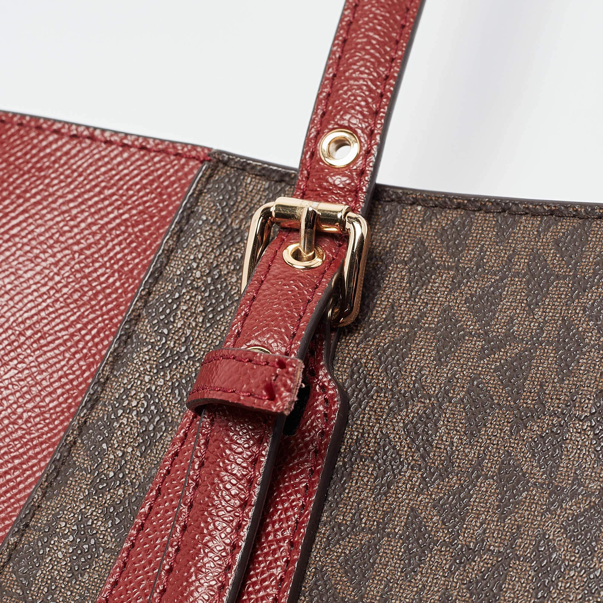 Bolso Voyager Este-Oeste de Michael Kors en lona revestida y piel, rojo/marrón y con firma 3