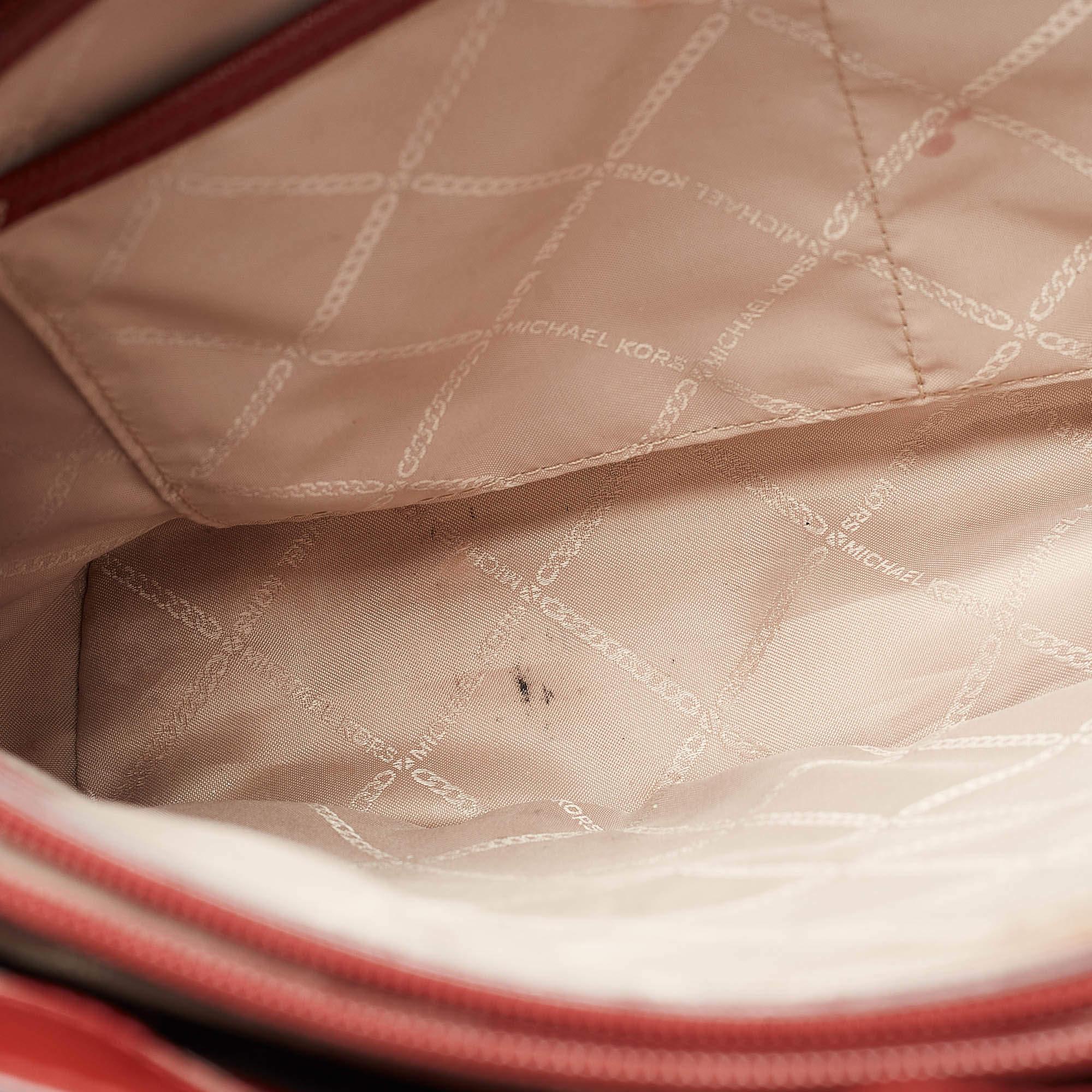 Bolso Voyager Este-Oeste de Michael Kors en lona revestida y piel, rojo/marrón y con firma 4