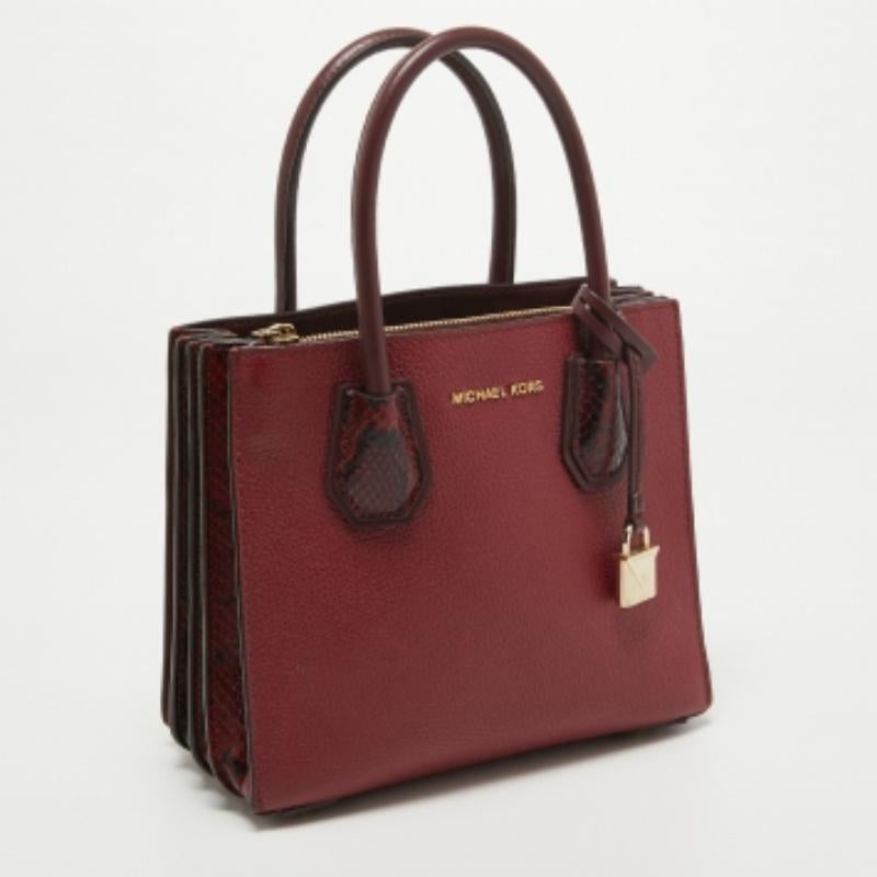 Ce séduisant sac fourre-tout pour femme a été conçu pour vous accompagner dans toutes vos journées. Pratique à transporter et d'un design à la mode, le fourre-tout est coupé avec habileté et cousu pour lui donner une belle forme. Il est bien équipé