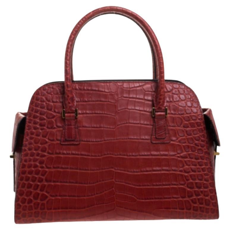Michael Kors vous propose ce sac pratique qui vous permettra de ranger toutes vos affaires. Il a été confectionné en cuir gaufré de crocodile et comporte deux poignées. L'intérieur est spacieux et abrite une poche zippée. Ce cartable est le sac
