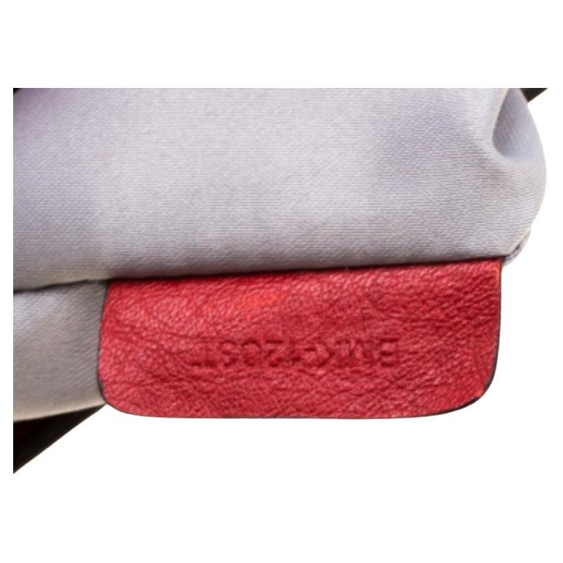 Este bolso Gia de Michael Michael Kors es una opción práctica perfecta para llevar tus necesidades diarias. Fabricado en piel y diseñado con grabados de cocodrilo y avestruz, este bolso cuenta con un espacioso interior y una correa para el hombro.