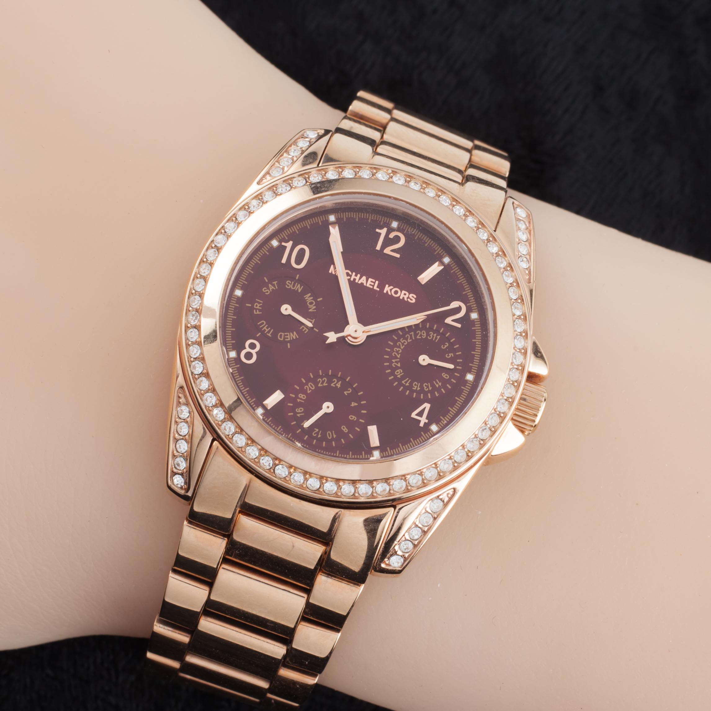 Quartz chronograph movement.
Model: MK-6092.
Weight: 103.1 grams.
Includes the original box (with some minor damage).
This watch is guaranteed authentic.
One year warranty included with purchase.

Rose gold-plated case with crystal bezel and
