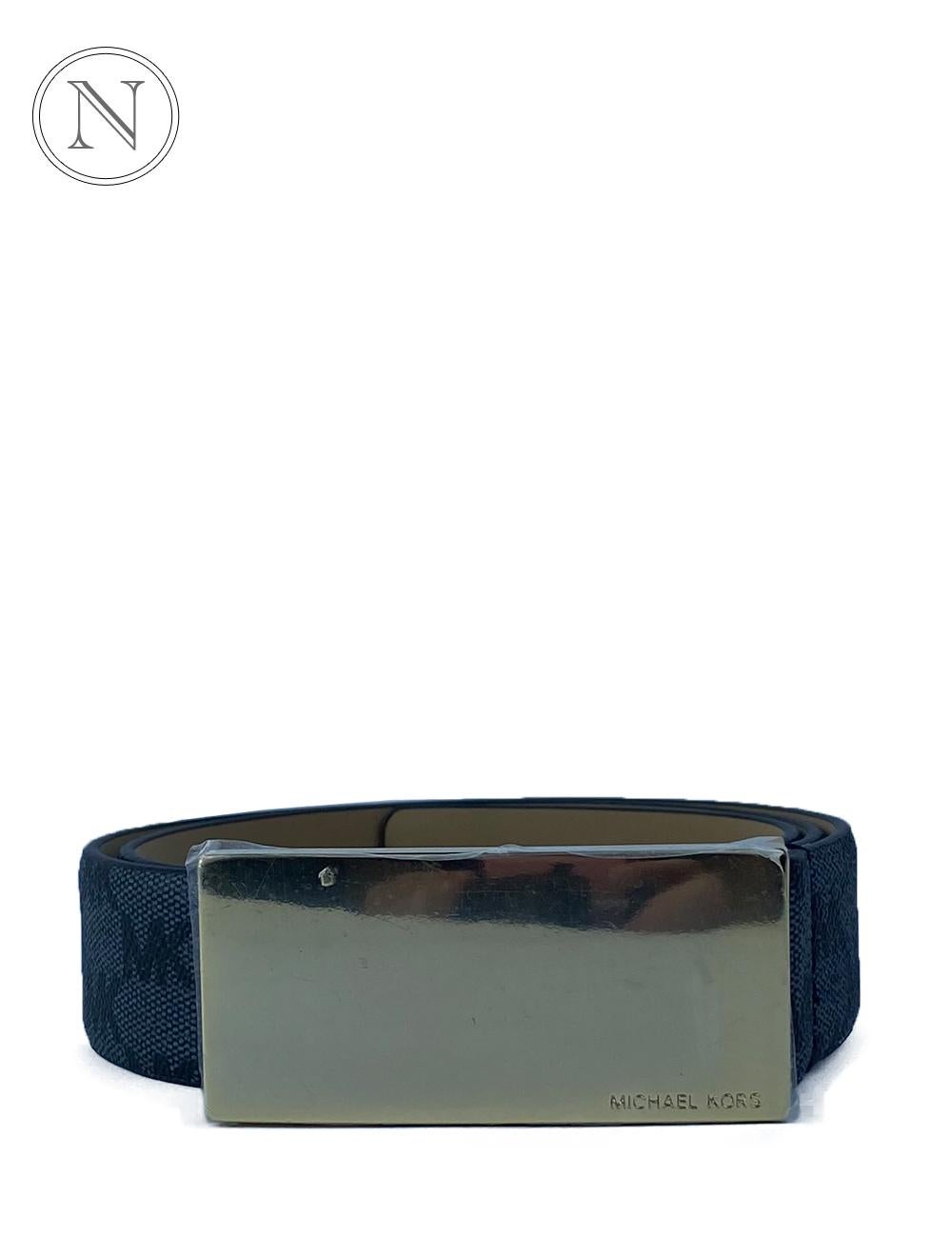 Cinturón Michael Kors Monograma Reversible con Hebilla Metálica

Eleva tus básicos de diario con este elegante cinturón Michael Kors, con un atrevido diseño del monograma MK en tonos clásicos azul marino y negro. La ancha correa está rematada con