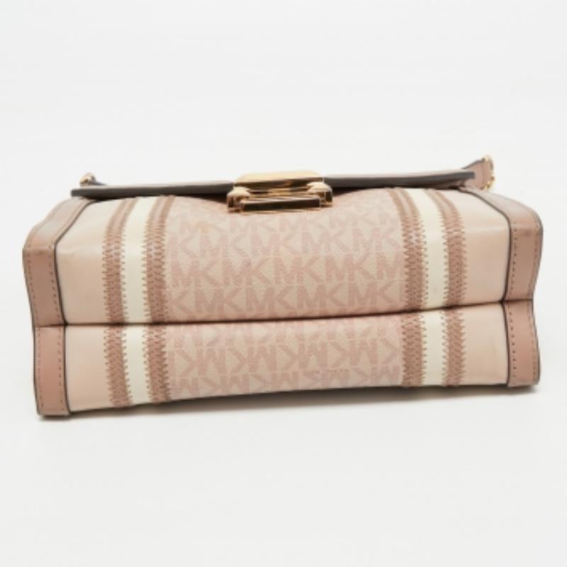 Michael Kors firma la borsa a tracolla grande Whitney in tela rivestita e pelle In condizioni discrete in vendita a Dubai, Al Qouz 2