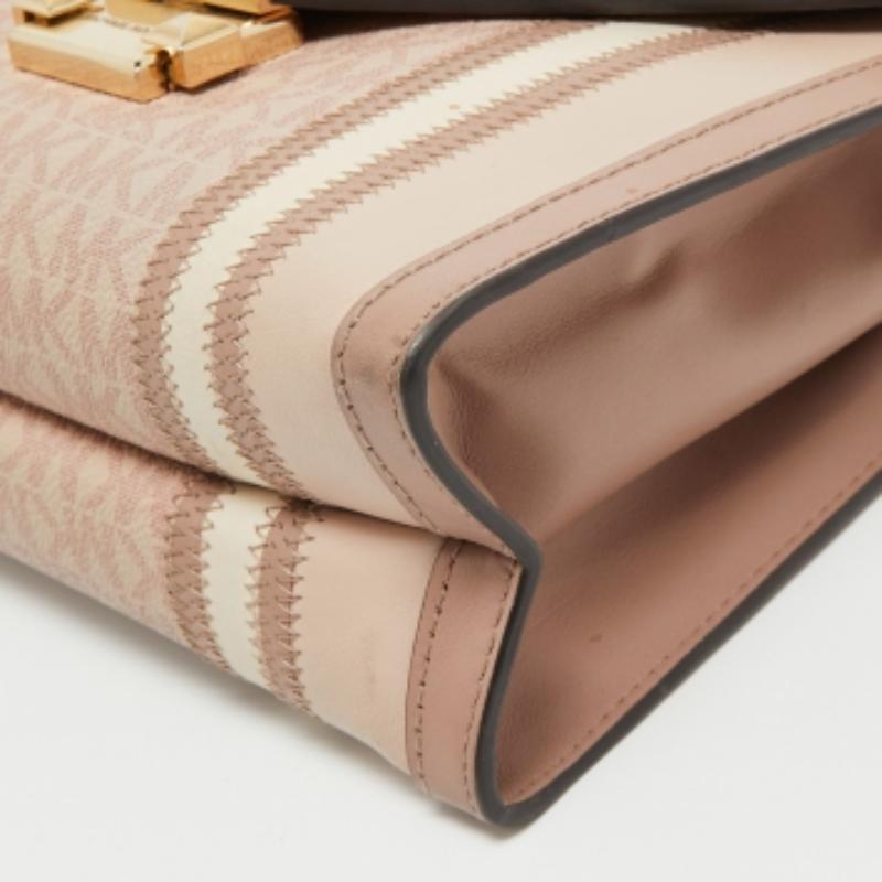 Donna Michael Kors firma la borsa a tracolla grande Whitney in tela rivestita e pelle in vendita