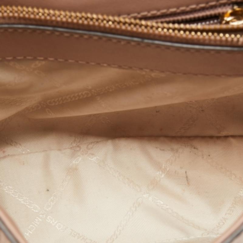 Michael Kors firma la borsa a tracolla grande Whitney in tela rivestita e pelle in vendita 4