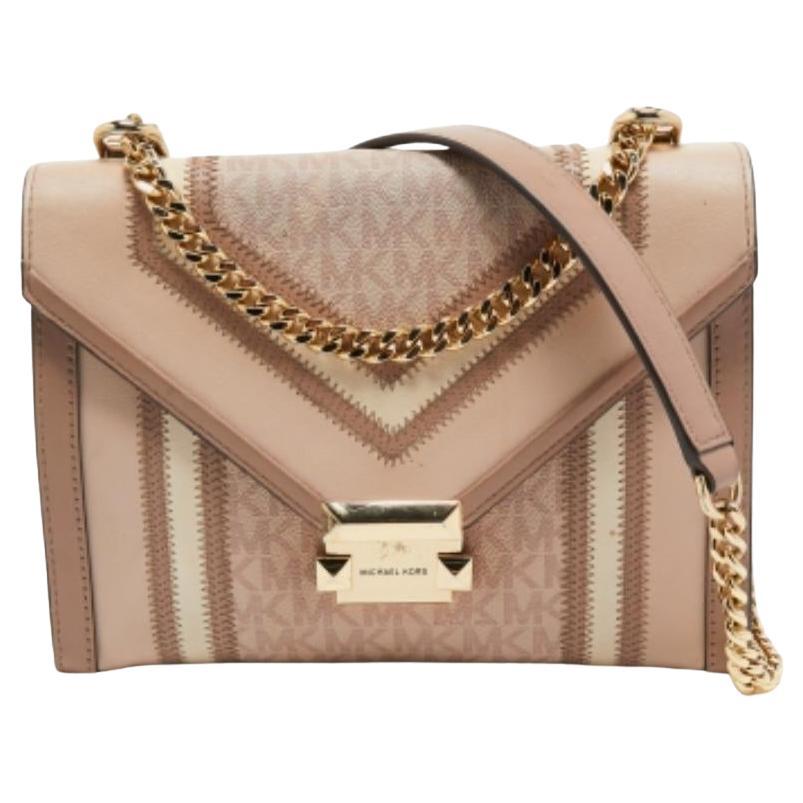 Michael Kors firma la borsa a tracolla grande Whitney in tela rivestita e pelle in vendita