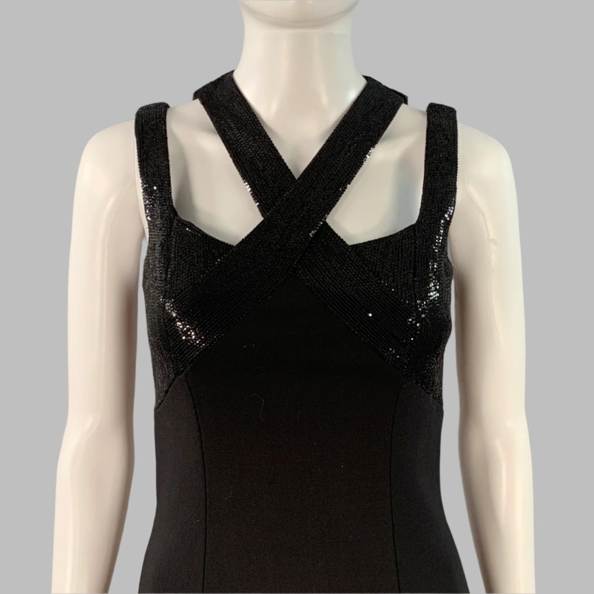 Abito da sera Michael Kors
in misto lana vergine nera, caratterizzato da uno stile senza maniche con ritagli sulle spalle, corpetto con paillettes e chiusura con cerniera invisibile sul retro. Eccellente condizione di usato. 

Contrassegnato:   2