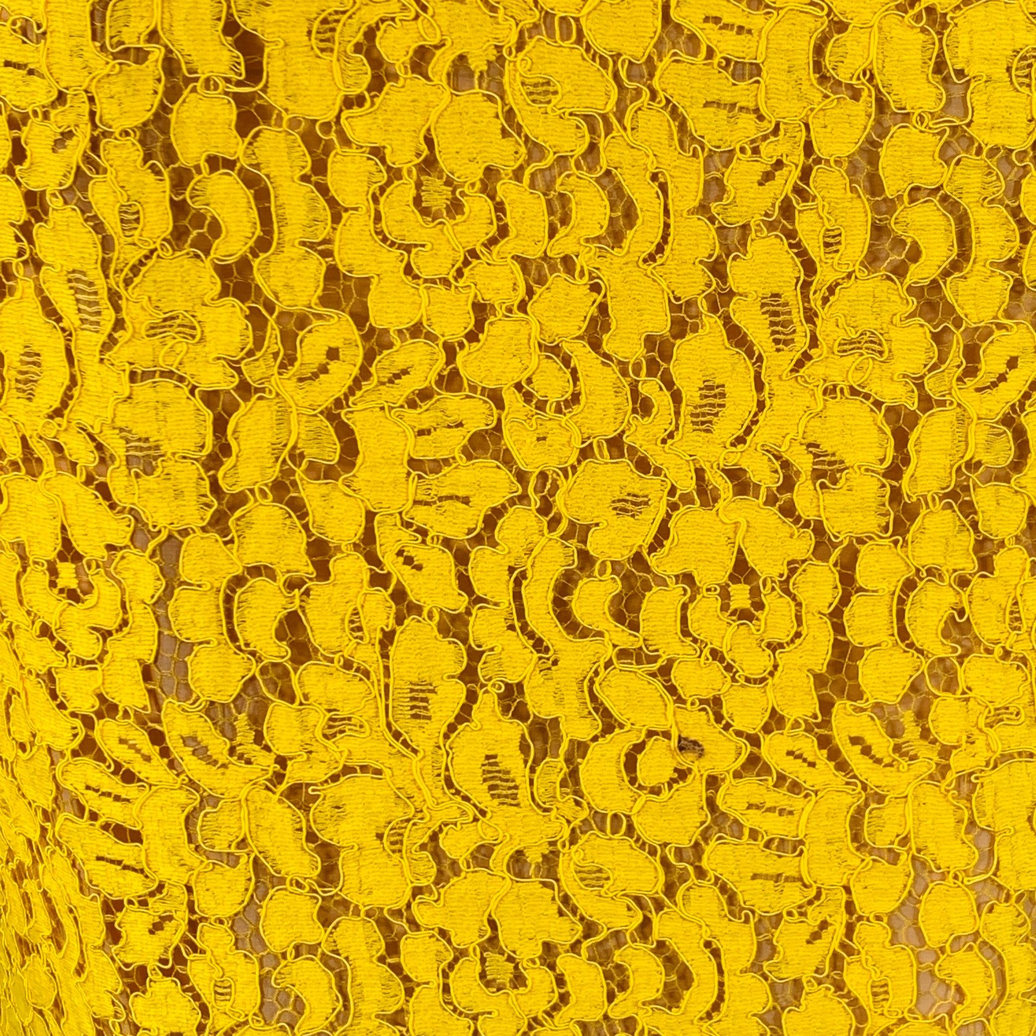 MICHAEL KORS vestido de cóctel
en encaje de mezcla de algodón amarillo mostaza, con estilo sin mangas, falda en línea A hasta la rodilla y cierre de cremallera en la espalda. Fabricado en Italia.Excelente estado de conservación. 

Marcado:   4