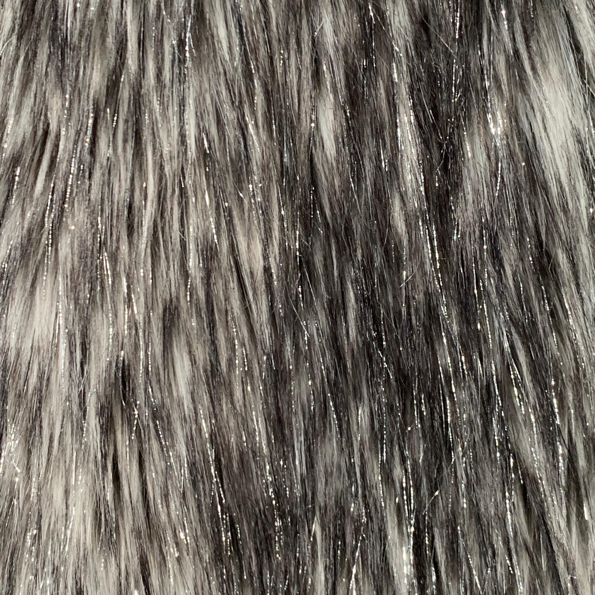 Il cappotto di Michael Michael Kors in misto acrilico grigio e nero è caratterizzato da un look arruffato con dettagli metallici, risvolto con tacca e chiusure a gancio e occhiello. Lievi segni di usura. 

Contrassegnato:   S 

Misure: 
 
Spalla: 18
