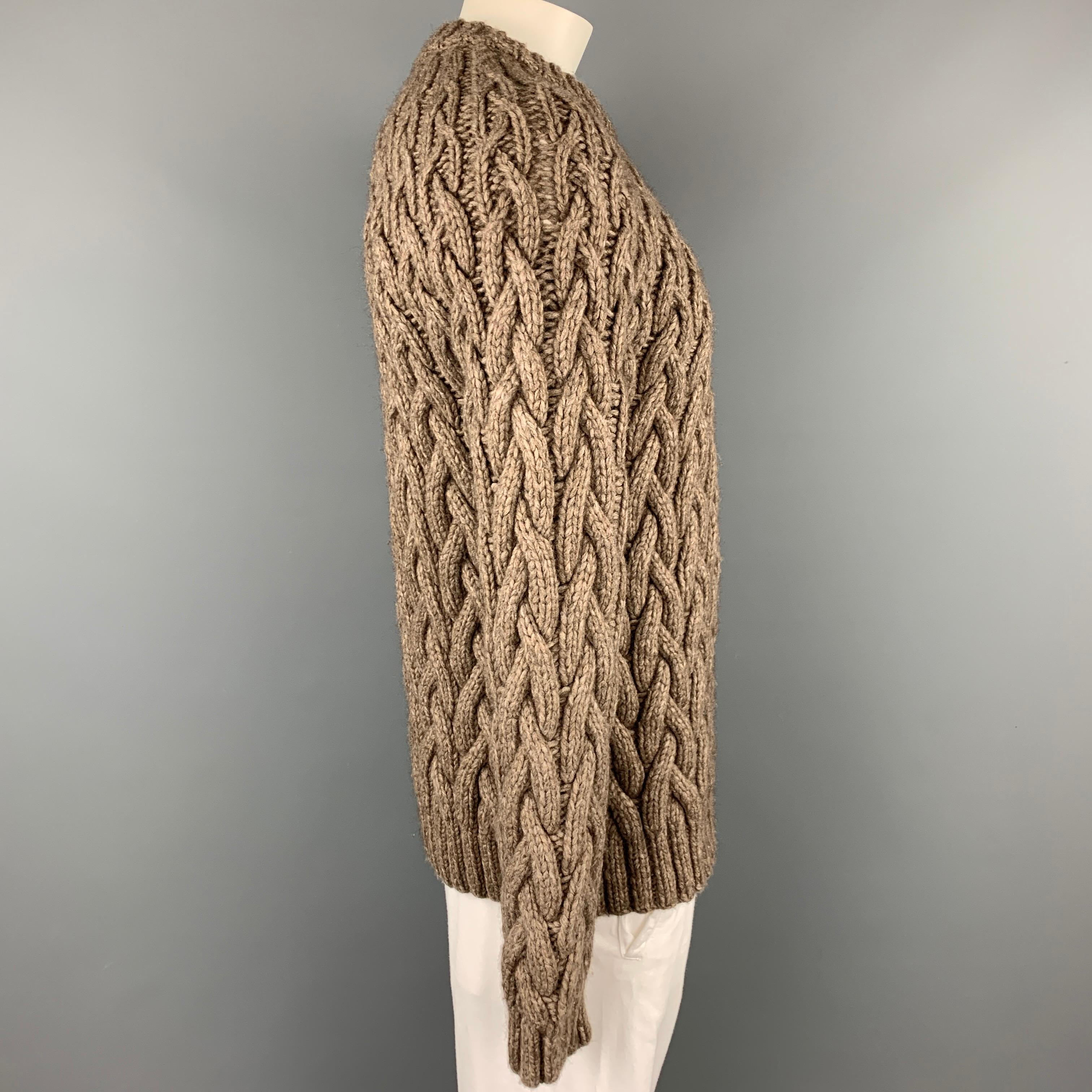 MICHAEL KORS Pullover in taupefarbenem Zopfstrick aus einer Wollmischung mit Grobstrick und Rundhalsausschnitt. 

Sehr guter gebrauchter Zustand. 
Markiert: XL

Maße: 

Schultern: 17.5 in. 
Brustkorb: 42 Zoll. 
Ärmel: 31 in. 
Länge: 29.5 in.