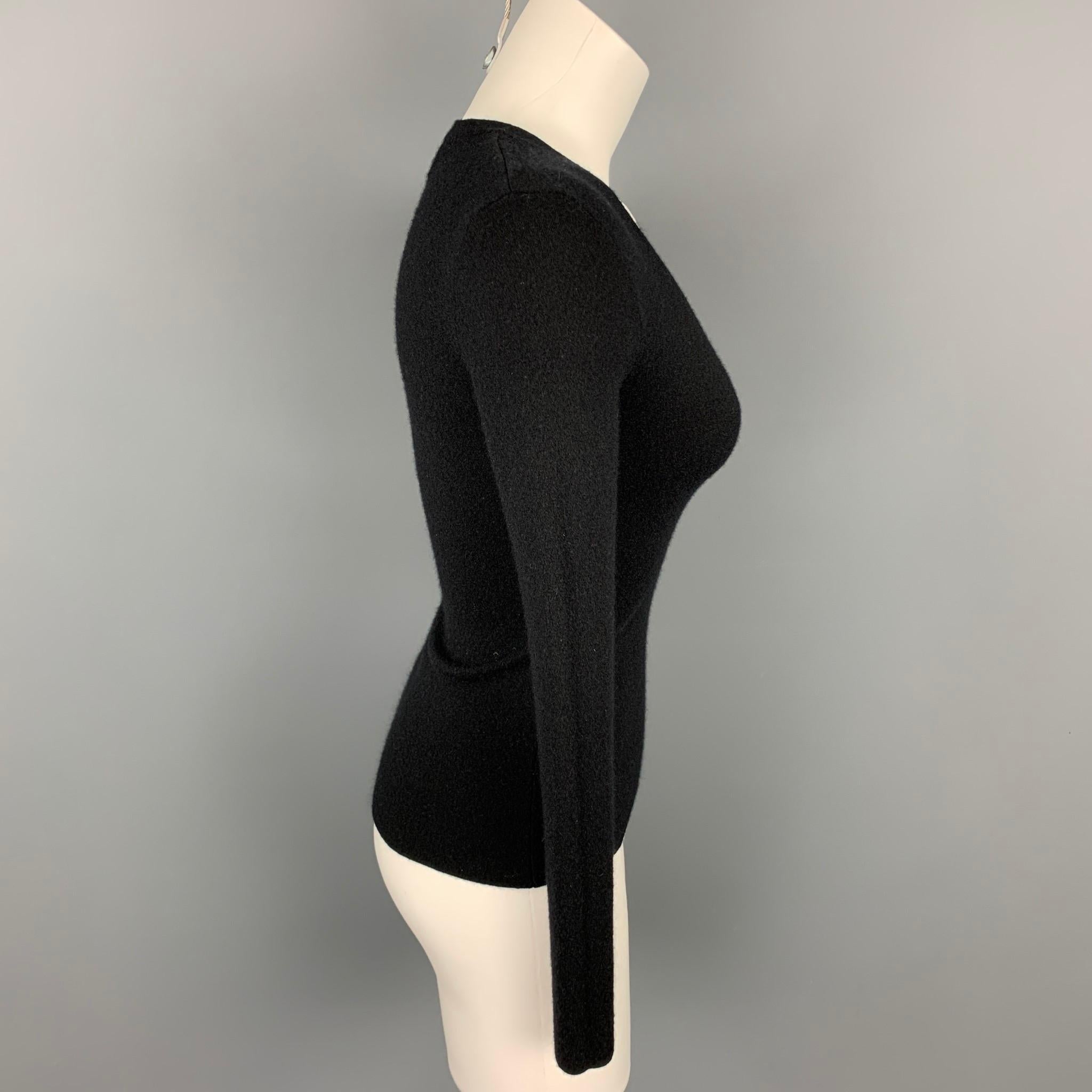 MICHAEL KORS pullover comes in a black cashmere featuring a v-neck.

Very Good Pre-Owned Condition.
Marked: XS

Measurements:

Shoulder: 15 in.
Bust: 28 in.
Sleeve: 25 in.
Length: 22 in. 
