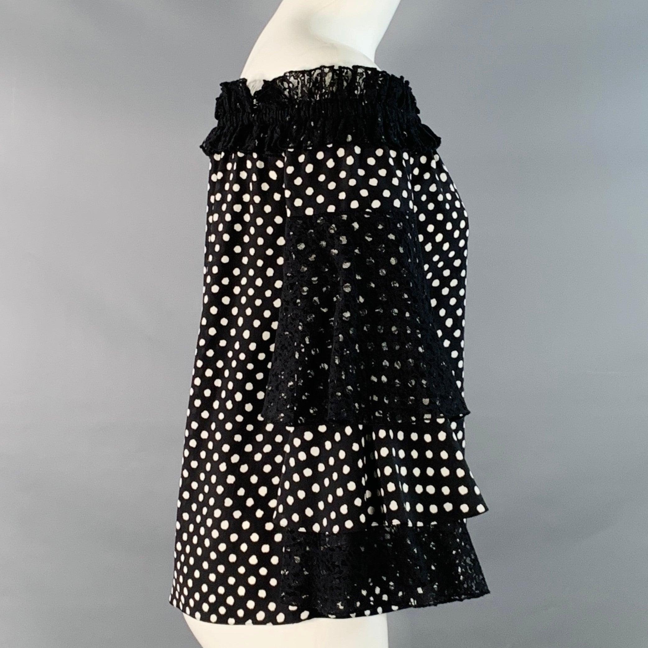 Camicetta di Michael Kors COLLECTION
in seta bianca e nera con motivo a pois, design off shoulder con rifiniture in pizzo nero e maniche a strati.Eccellenti condizioni di prevendita. 

Contrassegnato:   XS 

Misure: 
  Busto: 30 pollici Manica: