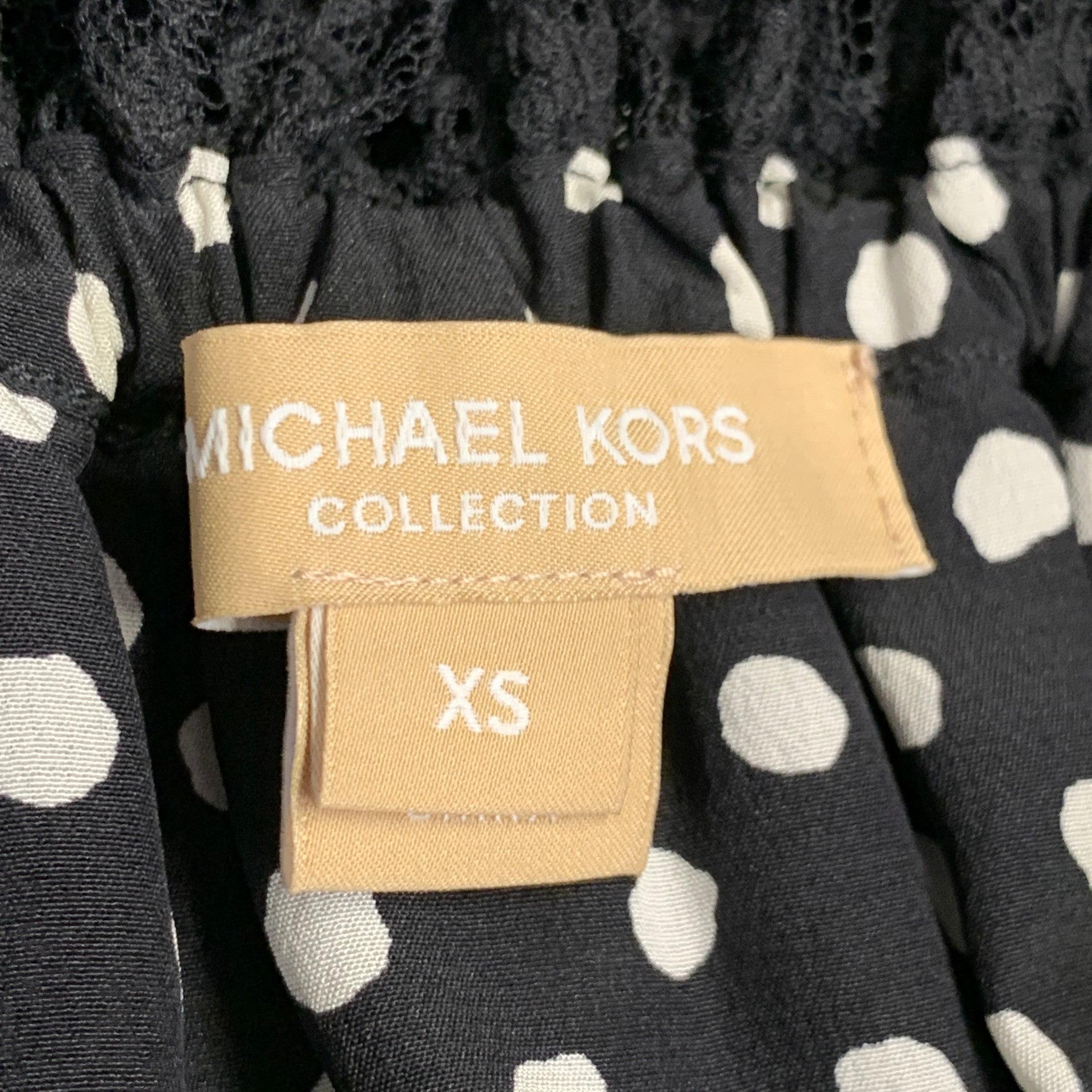 Michael Kors Taglia XS Camicetta off-shoulder con maniche a strati in seta bianca e nera Dot Dot In condizioni ottime in vendita a San Francisco, CA