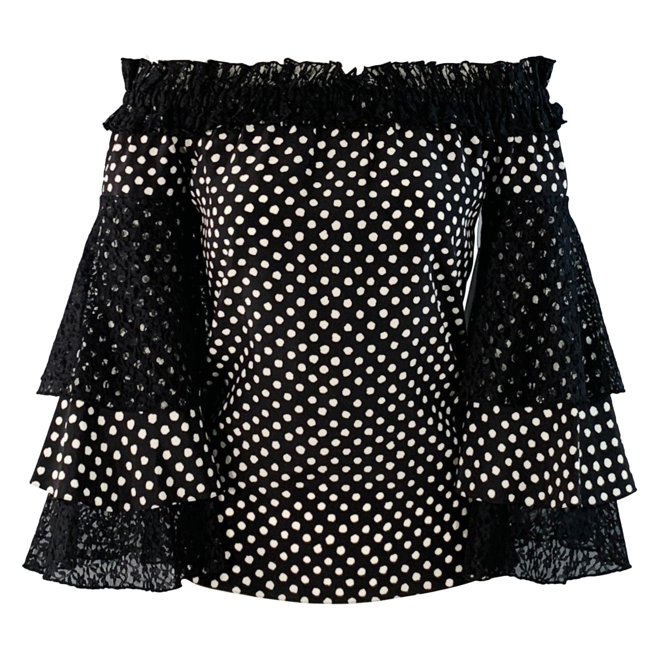 Michael Kors Taglia XS Camicetta off-shoulder con maniche a strati in seta bianca e nera Dot Dot in vendita