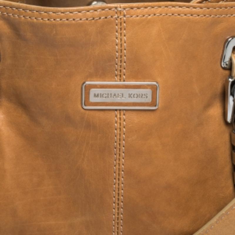 Questa borsa elegante e resistente di Michael Kors soddisferà sicuramente tutte le tue aspettative. Porta con te questa fantastica borsa tote marrone per completare il tuo look casual di tutti i giorni. Progettata in pelle, questa borsa è una