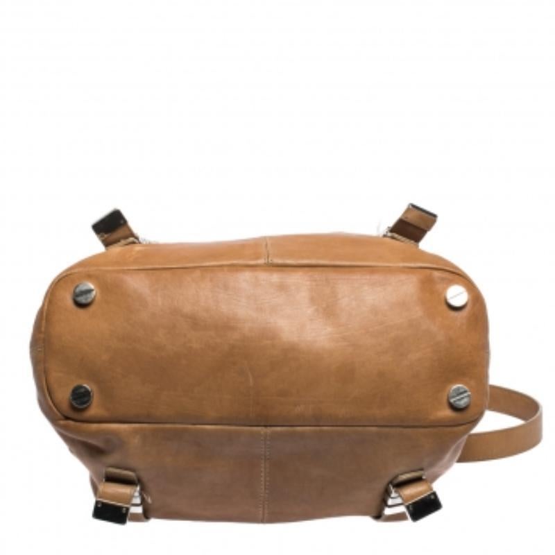 Michael Kors - Tote convertibile con cinturino con fibbia in pelle Tan In condizioni discrete in vendita a Dubai, Al Qouz 2