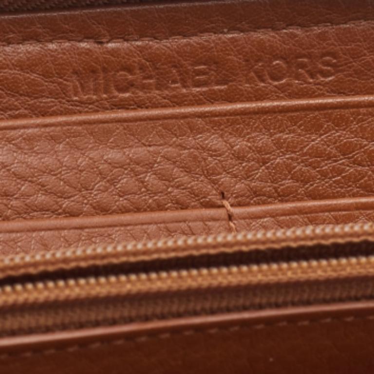 Marron Michael Kors Portefeuille zippé en cuir fauve en vente