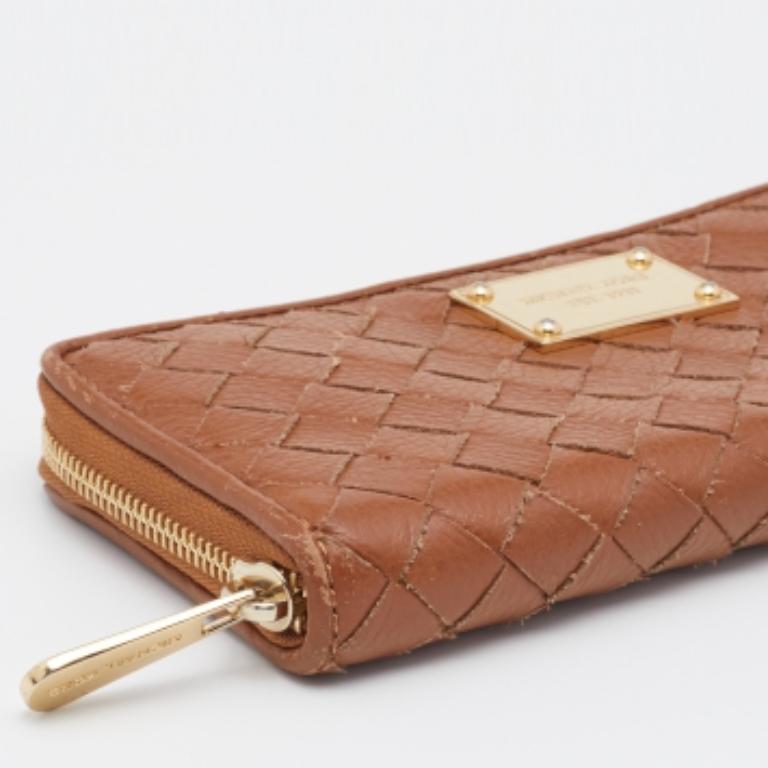 Michael Kors Portefeuille zippé en cuir fauve en vente 4