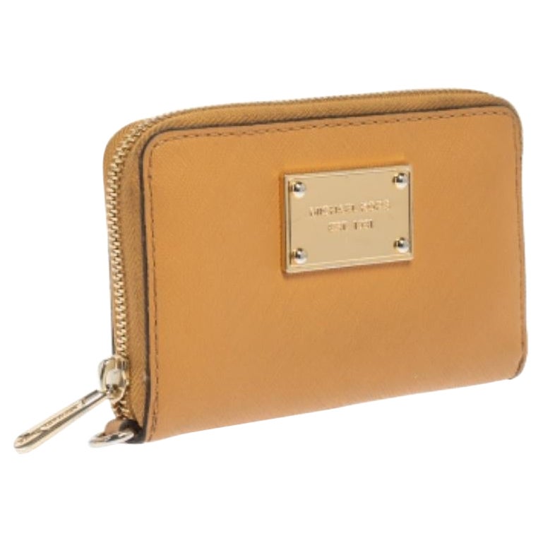 Michael Kors Portafoglio da polso con zip in pelle marrone.