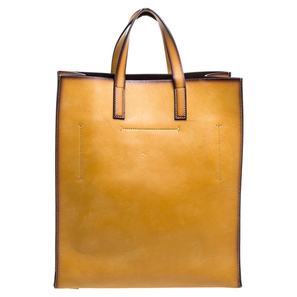 Designed to look nothing but flawless, this Prescott tote from Michael Kors is a dream you can add to your collection! Fabulous in tan, it comes crafted from leather and features dual top handles. It flaunts a brand logo detailing on the front and