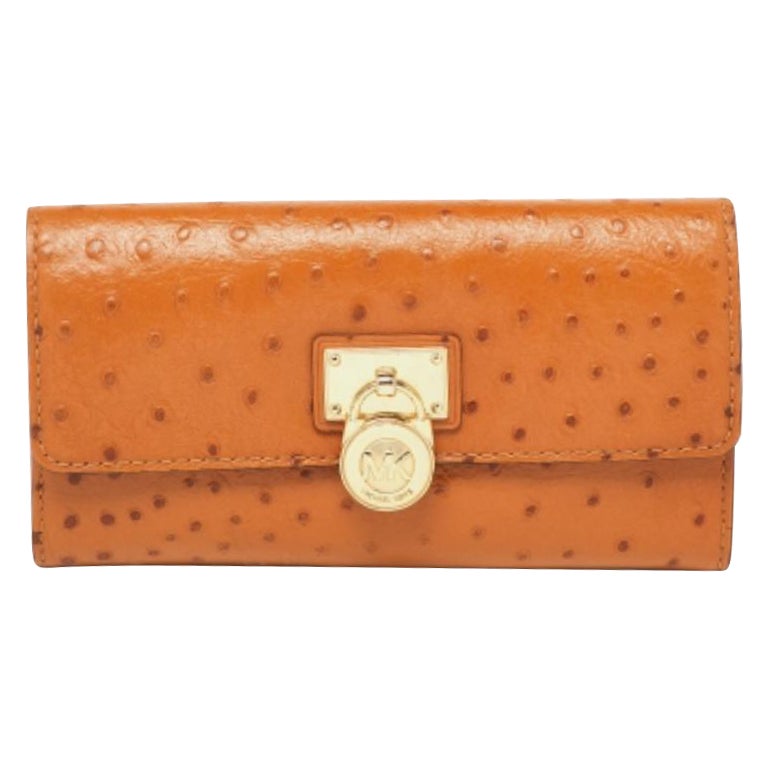 Michael Kors Cartera continental con solapa de piel de avestruz en relieve color tostado
