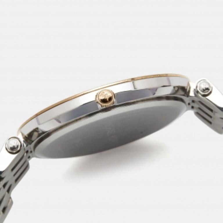 Diseñado con una fina mezcla de lujo y artesanía, este reloj de Michael Michael Kors hará las delicias de tu estilo. Fabricado en acero inoxidable de tres tonos, tiene 50 metros de resistencia al agua y un cierre sencillo.