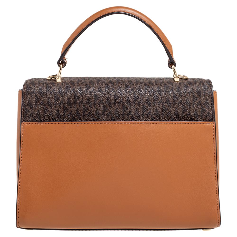 Masterfully crafted with monogram coated canvas and leather, the Kinsley bag is a must-have piece for any fashionista. This handbag by Michael Kors has a spacious interior lined with fabric. Designed in stunning shades, this piece is complete with