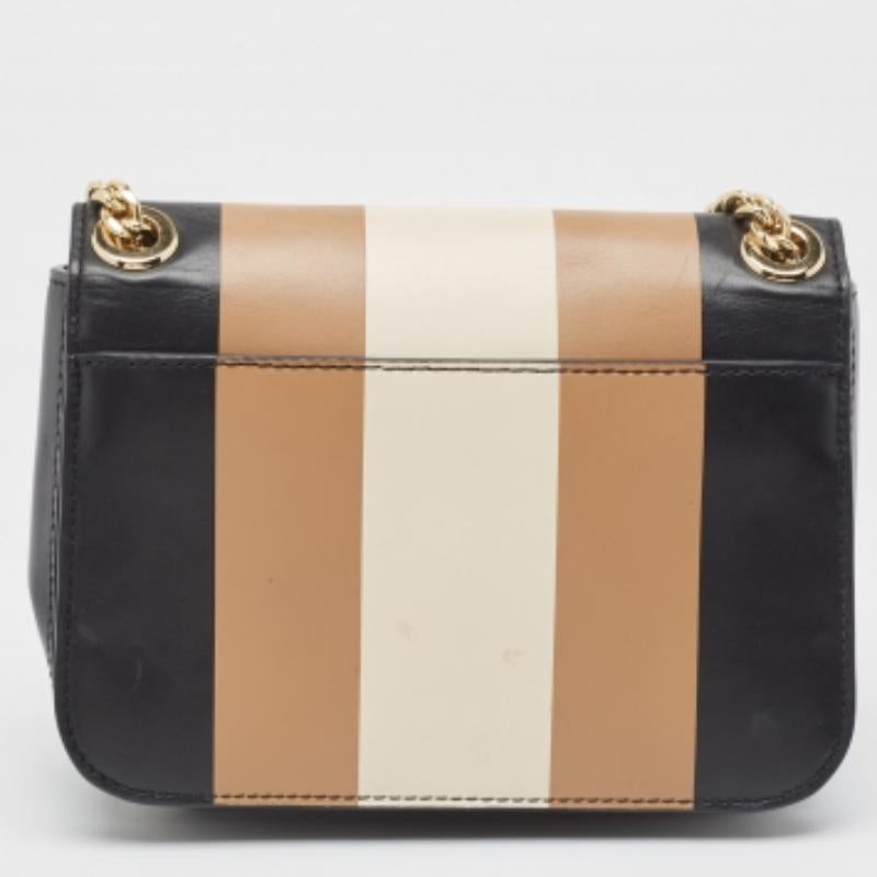Gönnen Sie sich Luxus mit dieser Michael Kors Umhängetasche. Sorgfältig aus hochwertigen Materialien gefertigt, vereint es exquisites Design, tadellose Handwerkskunst und zeitlose Eleganz. Erhöhen Sie Ihren Stil mit diesem modischen Accessoire.
