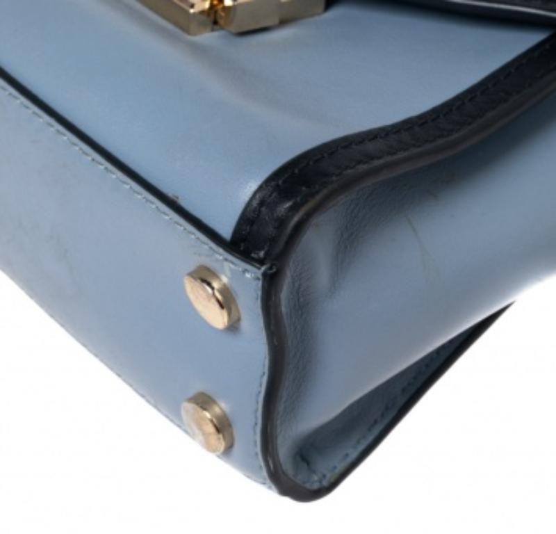 Michael Kors - Mini sac Whitney à poignée en cuir bleu bicolore en vente 2
