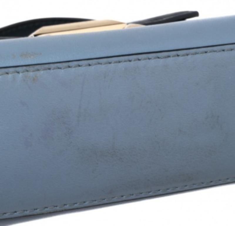 Michael Kors - Mini sac Whitney à poignée en cuir bleu bicolore en vente 3
