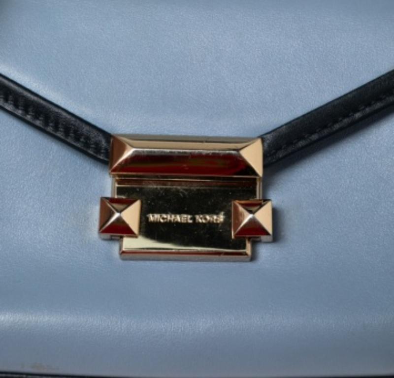 Michael Kors - Mini sac Whitney à poignée en cuir bleu bicolore en vente 4