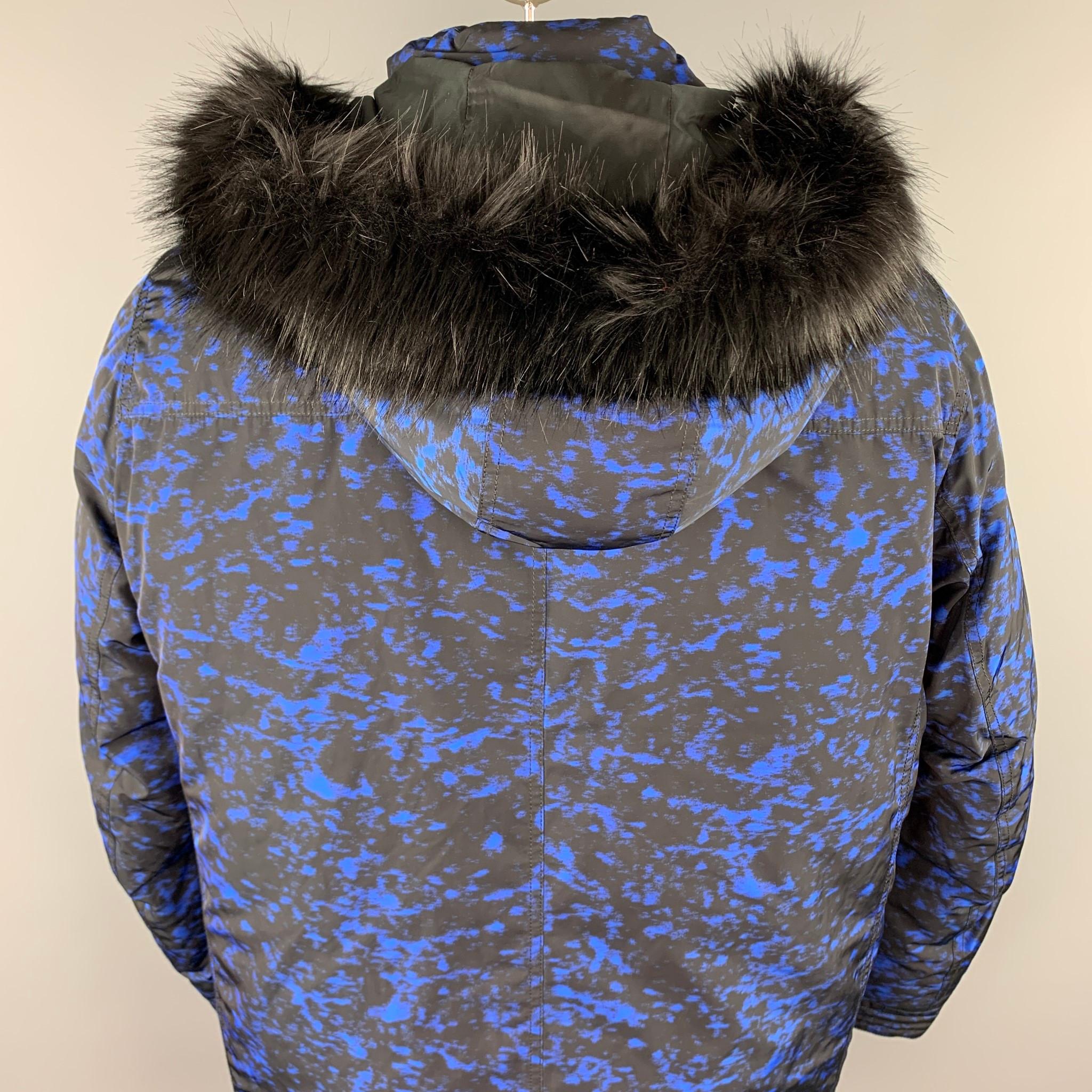 MICHAEL KORS Weather Engineered Size XL Black & Blue Print Polyester Hooded Park In Good Condition In San Francisco, CA