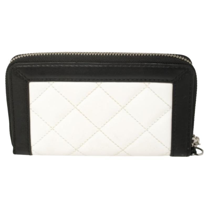 A rich Leather design is the characteristic feature of this wallet. Bringing elegance and class to your pocket, this wallet from Michael Kors is stylish and convenient. Featuring a rich white shade, this superb wallet is a stylish accessory.