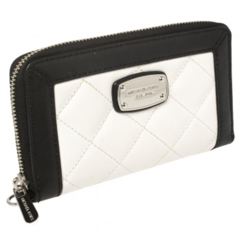 Michael Kors White/Black Quilted Leather Wristlet Wallet In Fair Condition For Sale In Dubai, Al Qouz 2