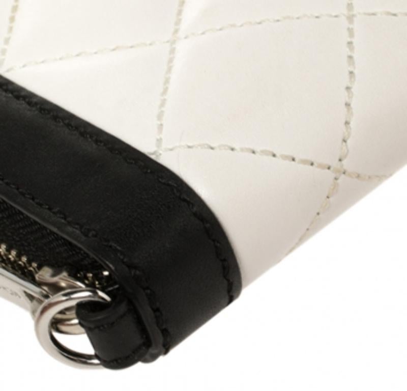 Michael Kors White/Black Quilted Leather Wristlet Wallet For Sale 1