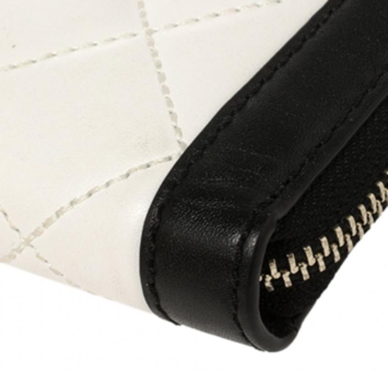 Michael Kors White/Black Quilted Leather Wristlet Wallet For Sale 2