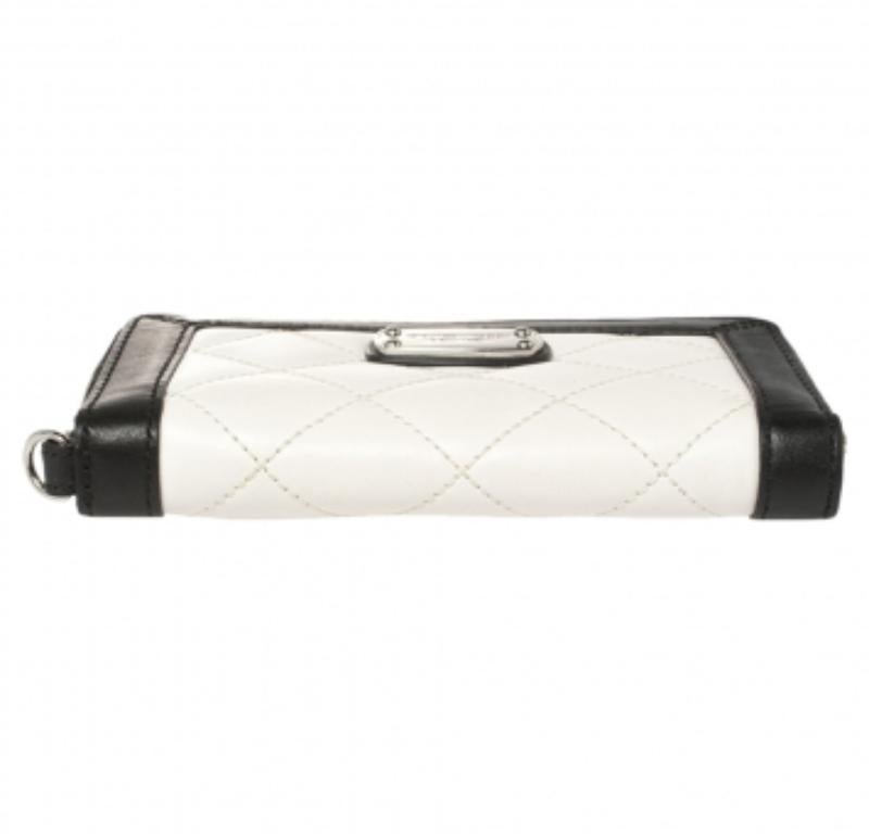 Michael Kors White/Black Quilted Leather Wristlet Wallet For Sale 3