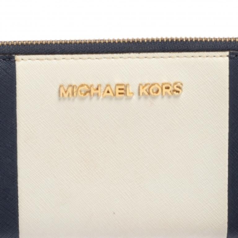 Give your cash and cards a stylish home with this magnificent wallet from the house of Michael Kors. Designed to perfection and crafted from fine quality leather, this wallet can be your go-to accessory. Featuring blue & white shades and a gold-tone
